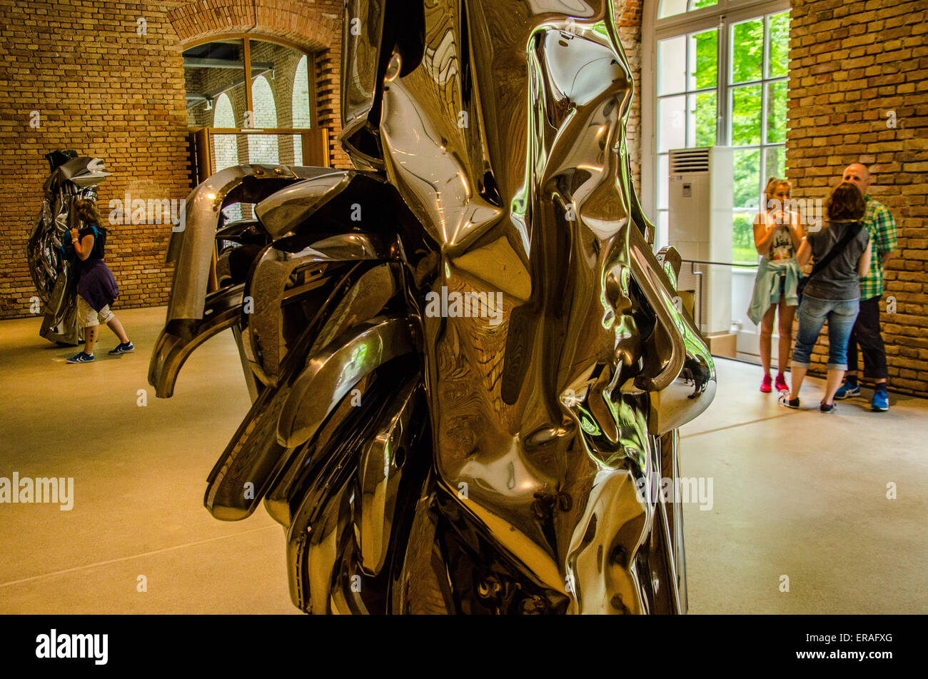 John Chamberlain skulpturale Objekte mit ausrangierten Autoteilen verdreht geschweißte monumentale Formen Stockfoto