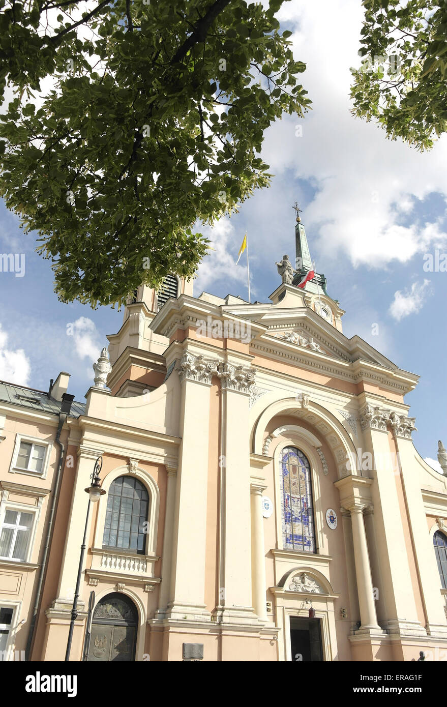 Blauer Himmel weiße Wolken Porträt, durch grüne Äste, Feld Kathedrale der polnischeArmee, Dluga Street, Warschau, Polen Stockfoto