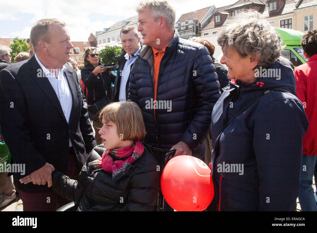 Koege, Dänemark, 30. Mai 2015: Dänische Oppositionsführer Lars Loekke Rasmussen (L) trifft Wähler in Koege.Rie, 25, haben cereral Lähmung (CP) ist 25 und hält Herr Rasmussen Credit: OJPHOTOS/Alamy Live News Stockfoto