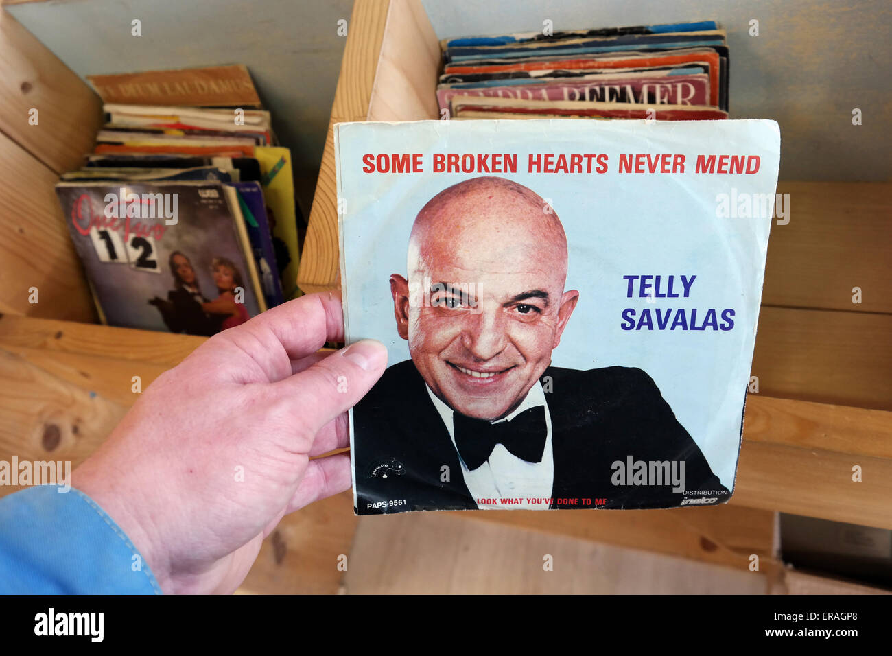 Niederlande - März 2015: Schallplatte der amerikanischen Film- und Fernsehschauspieler und Sänger Telly Savalas in einem Second-Hand-stor Stockfoto