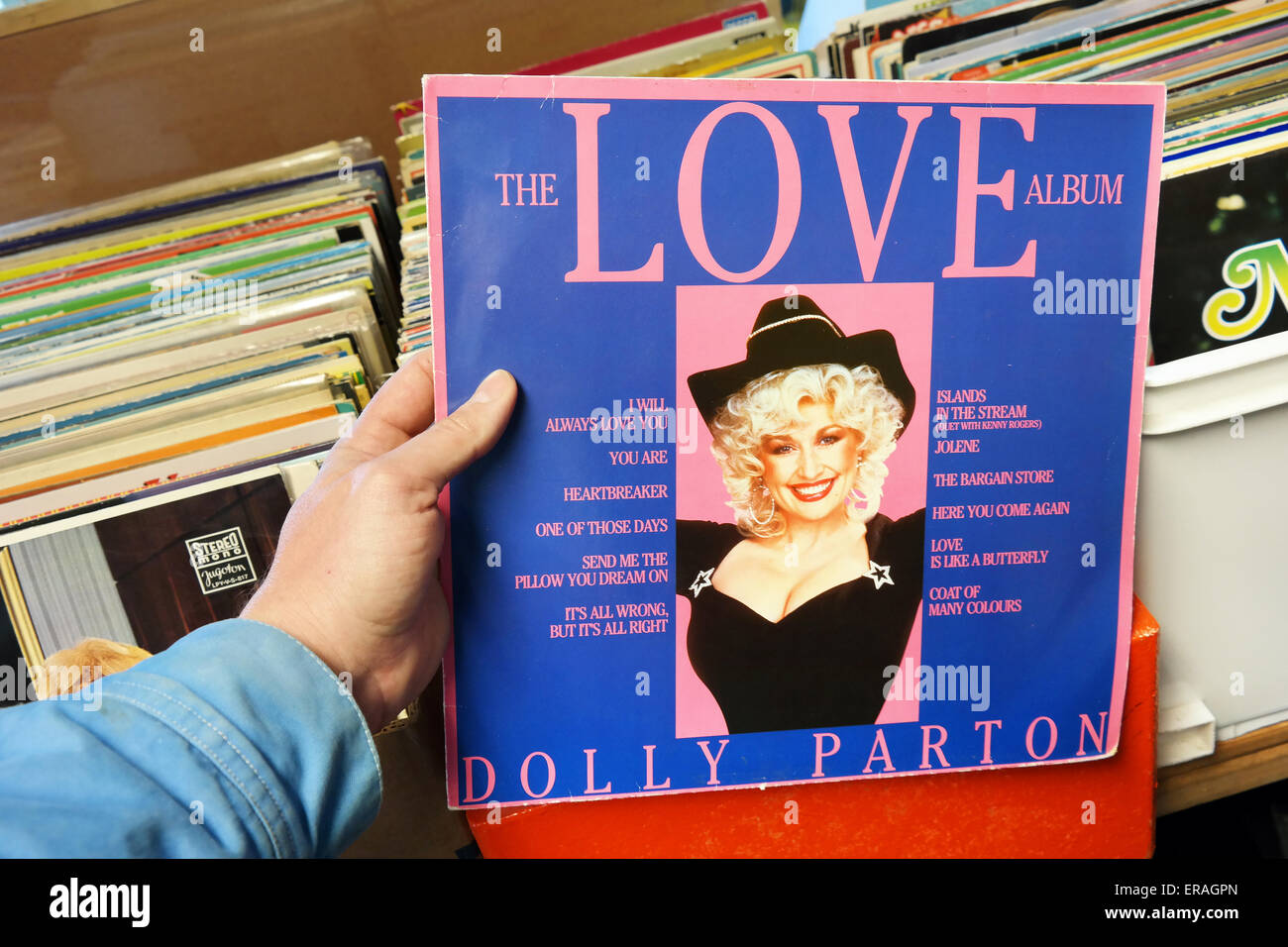 Niederlande - März 2015: Schallplatte von der amerikanischen Sängerin Dolly Parton in einem Second Hand Laden. Stockfoto