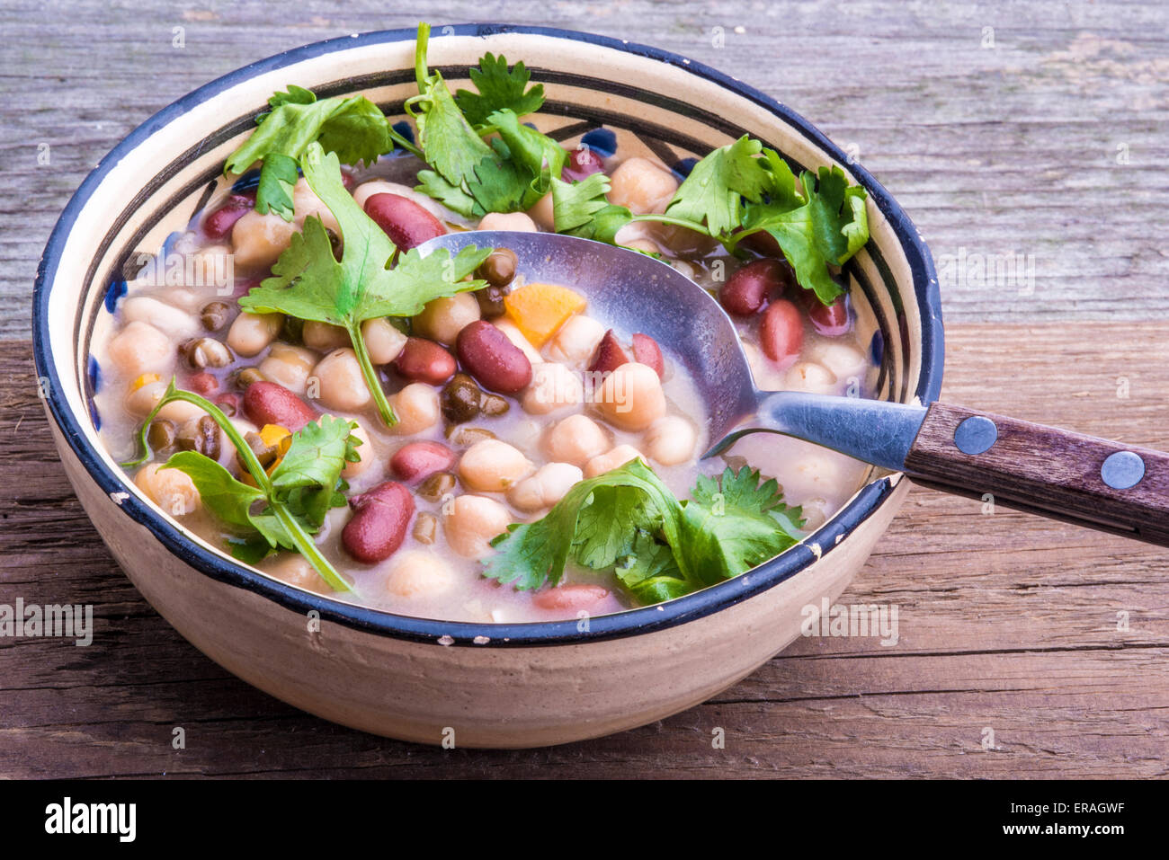 Rote Bohnen, weiße Bohnen, Urid Bohnen und Küken Erbse Suppe mit frischem Koriander Blätter. Stockfoto
