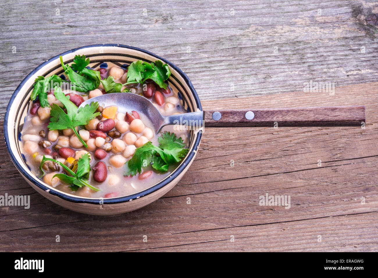 Rote Bohnen, weiße Bohnen, Urid Bohnen und Küken Erbse Suppe mit frischem Koriander Blätter. Stockfoto