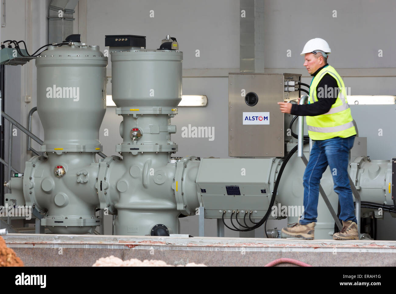 Sofia, Bulgarien - 29. Mai 2015: Ein Ingenieur ist ein Auge auf das Testen von Sofias zweite Abfall Pflanze Heavy Duty hohe Volta Stockfoto