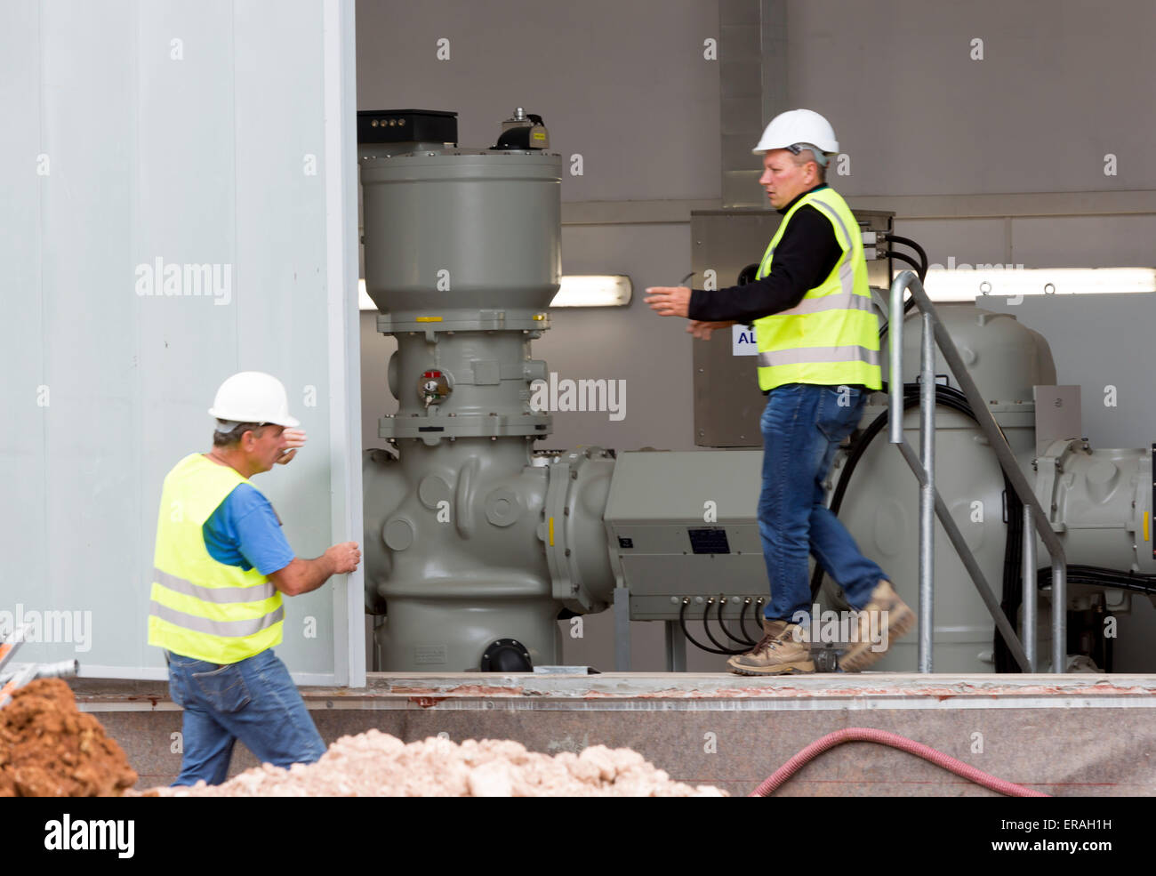 Sofia, Bulgarien - 29. Mai 2015: Ingenieure sind ein Auge auf das Testen von Sofias zweite Abfall Pflanze Heavy Duty hohe Lemke halten Stockfoto