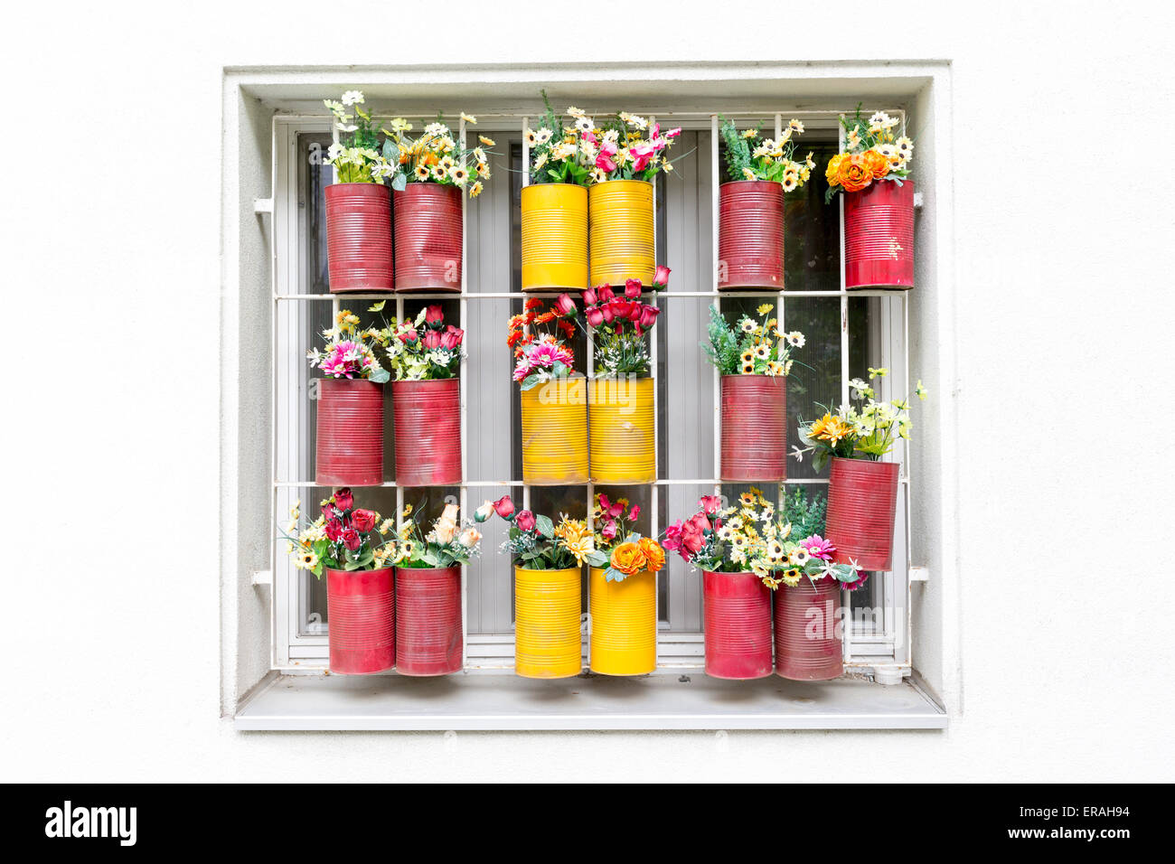 Fenster mit bunten Blumentöpfen in Wien, Österreich. Stockfoto