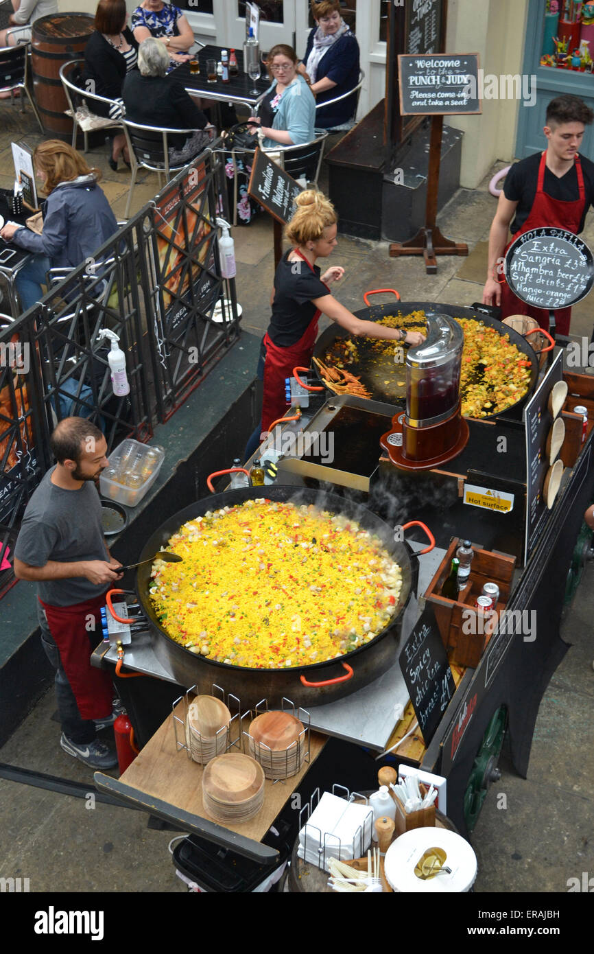Outside spain paella Fotos und Bildmaterial in hoher Auflösung Alamy