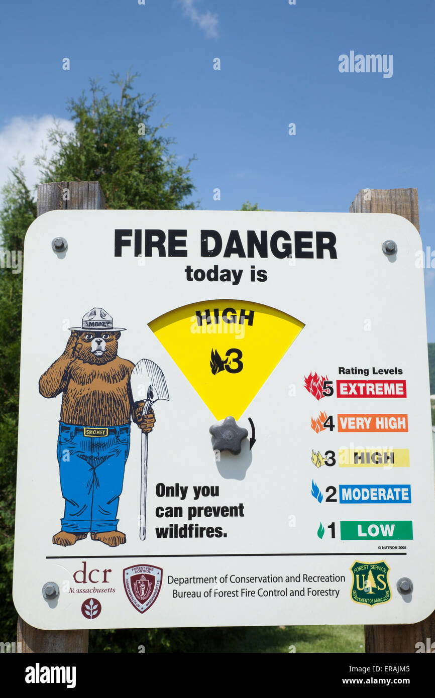 Smokey benachrichtigt das Bär-Feuer-Warnschild Frühjahr Dürre Gefahr in kleinen Berkshire Stadt Adams Massachusetts. Stockfoto