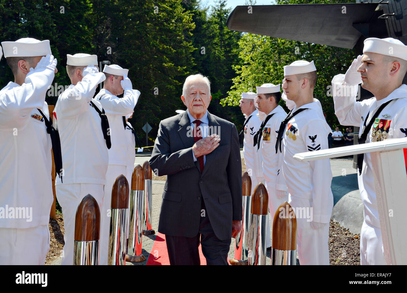 Ehemaliger US-Präsident Jimmy Carter wird bei seiner Ankunft bei der Änderung der Befehl Zeremonie für u-Boot USS Seawolf-Klasse Jimmy Carter am Naval Base Kitsap 29. Mai 2015 in Bangor, Washington an Bord geleitet. Stockfoto