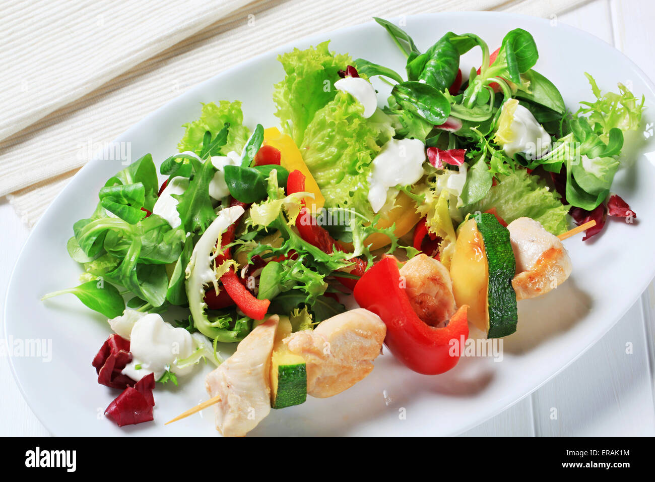 Hühnerspieß mit gemischten Salat Stockfoto