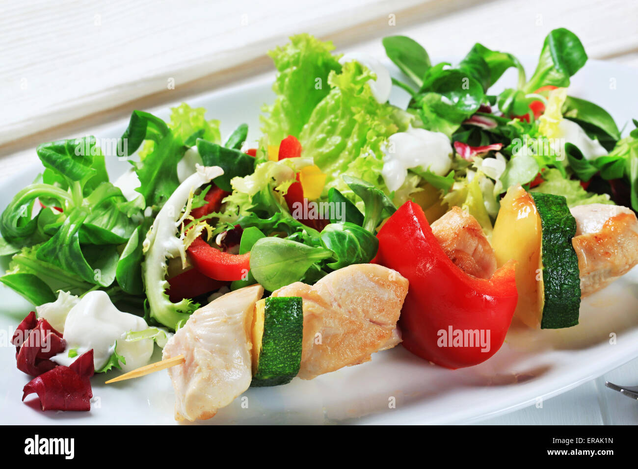 Hühnerspieß mit gemischten Salat Stockfoto