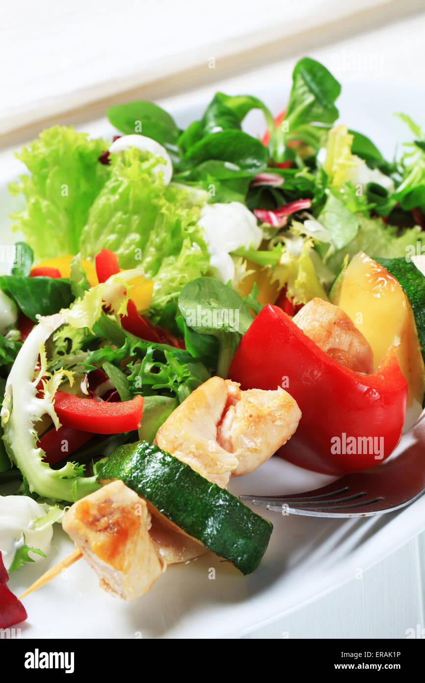 Hühnerspieß mit gemischten Salat Stockfoto