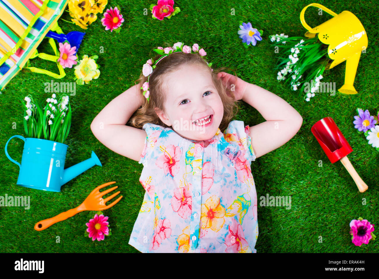 Kinder im Garten. Kinder mit Gartengeräten. Kind mit Gießkanne und Schaufel. Kleines Kind Blumen gießen. Stockfoto
