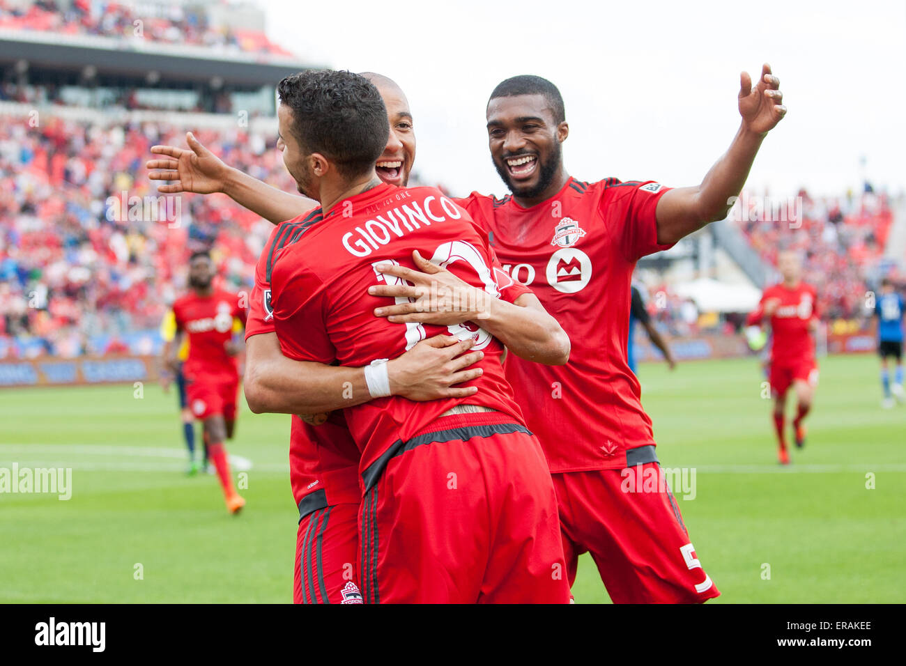 Toronto, Ontario, Kanada. 30. Mai 2015. Toronto FC vorwärts Luke Moore (27) feiert sein Tor mit Teamkollegen in der ersten Hälfte bei einem MLS-Spiel zwischen dem FC Toronto und San Jose Earthquakes im BMO Field in Toronto, Ontario, Kanada. Bildnachweis: Csm/Alamy Live-Nachrichten Stockfoto