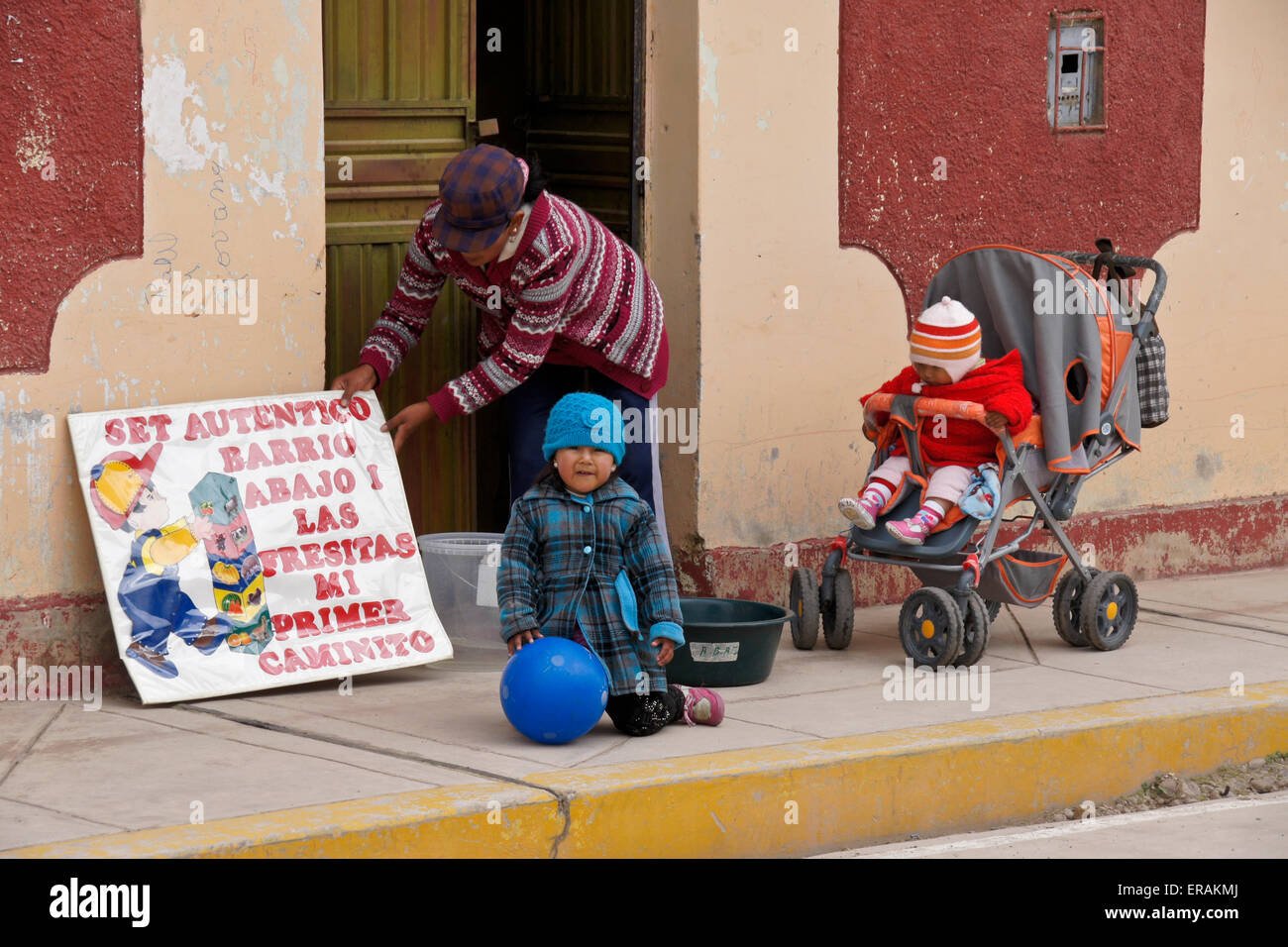 Frau und Kinder außerhalb Kindergarten, Lampa, Peru Stockfoto