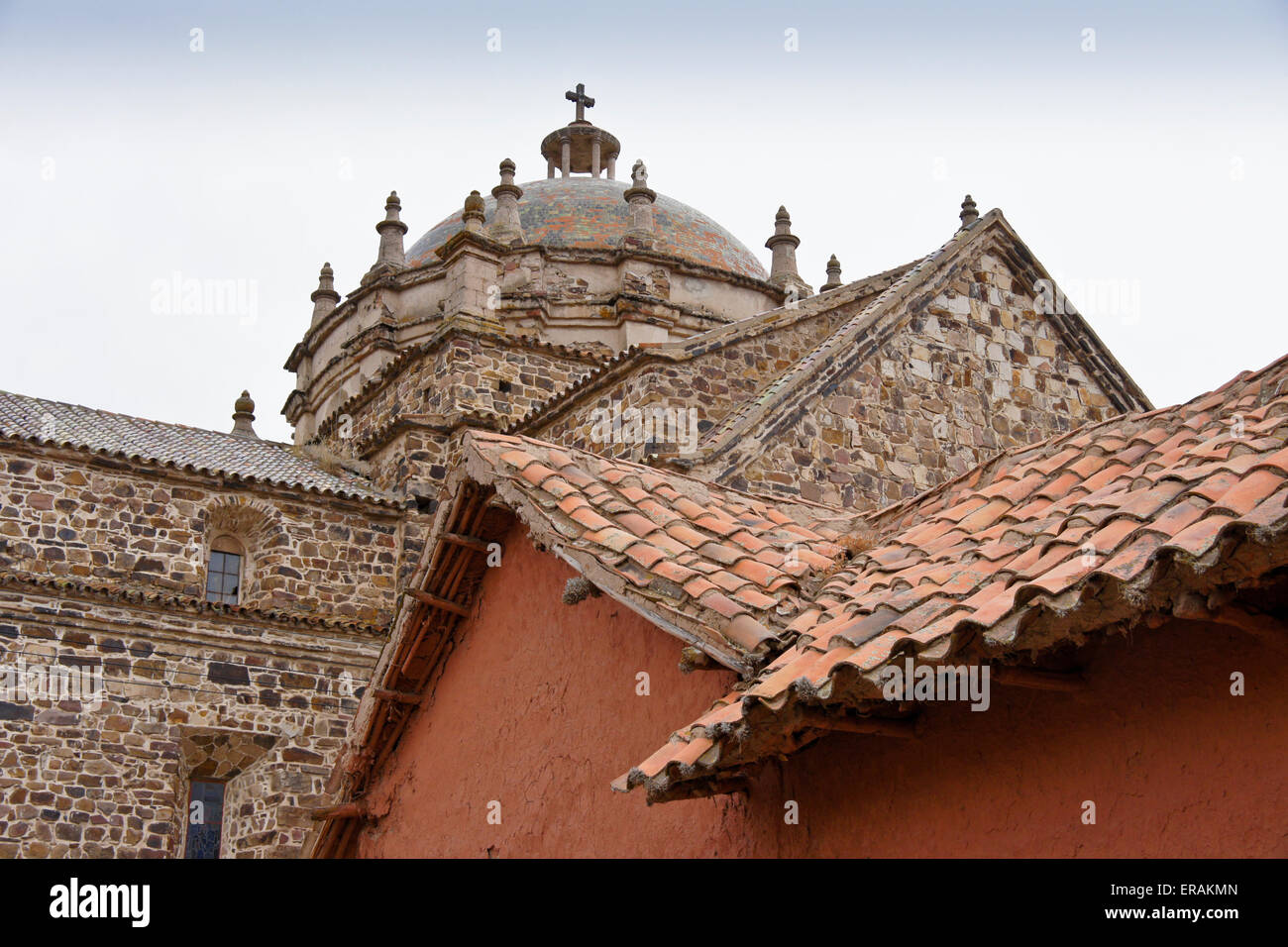 Geflieste Dachterrasse und Kuppel der Kirche Santiago de Apostol (Iglesia De La Inmaculada), Lampa, Peru Stockfoto
