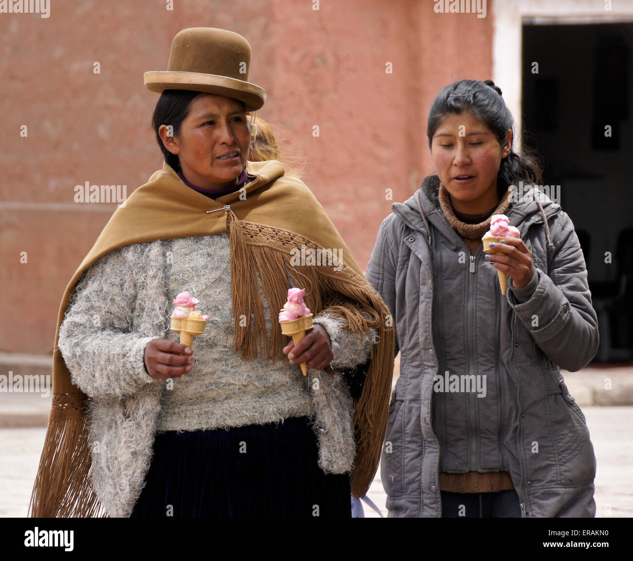 Frauen mit Eiscreme-Kegel, Lampa, Peru Stockfoto