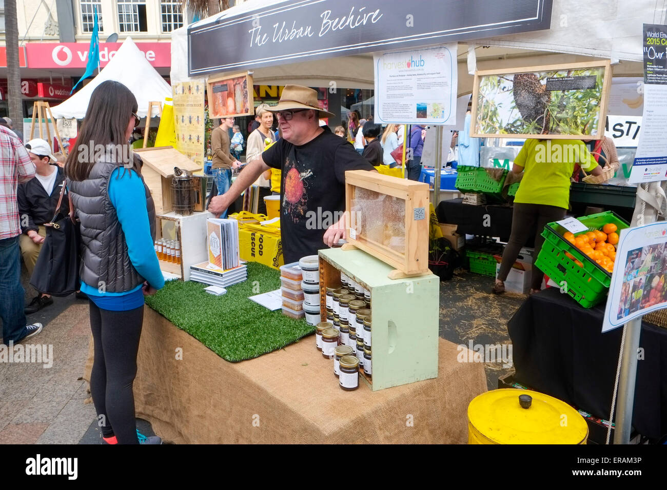Manly Nachhaltigkeit, Essen und Wein Festival im 29. Jahr am Manly Beach und Corso, Sydney, Australien. Bienenstock Standbesitzer Verkauf von Honig Stockfoto