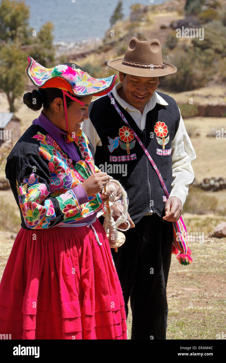 Frau Spinnen Wolle, Halbinsel Capachica, Titicacasee, Peru Stockfoto