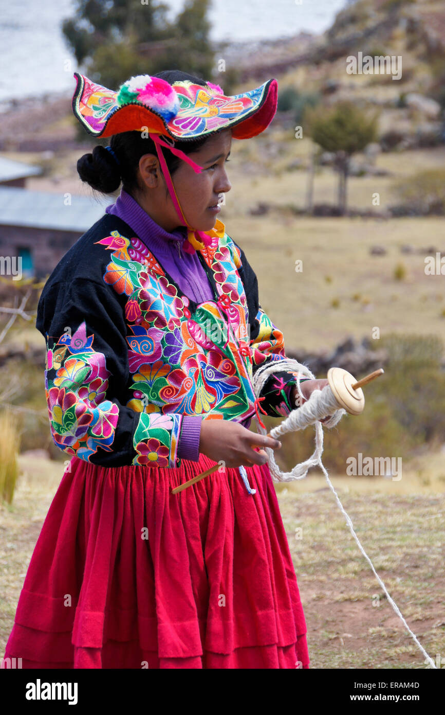 Junge Frau Spinnen Wolle, Halbinsel Capachica, Titicacasee, Peru Stockfoto