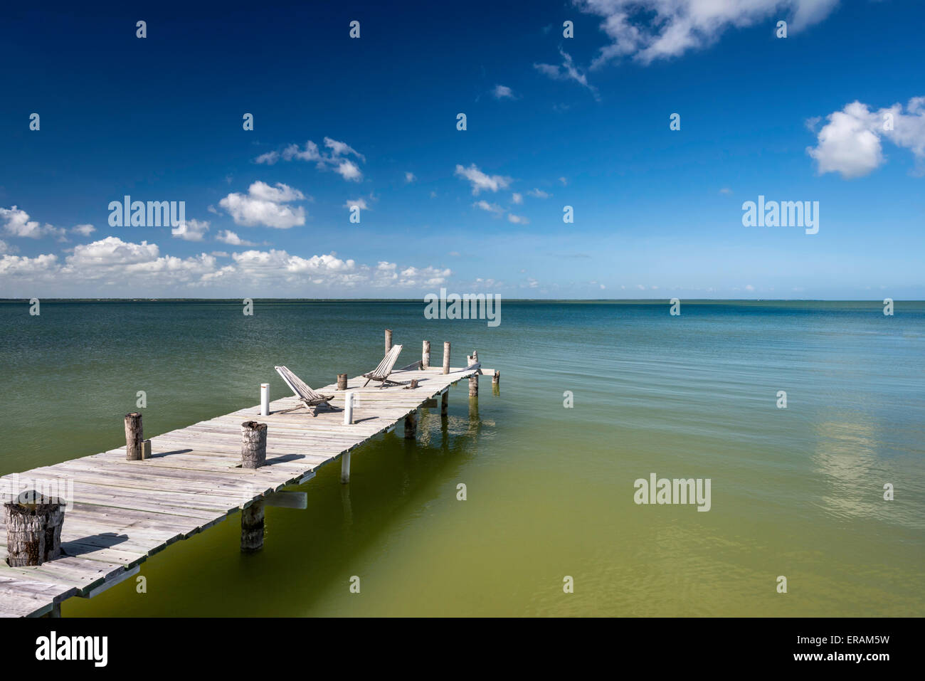 Boardwalk am Corozal Bay Küste, Karibik-Küste, Cerros Beach Resort, Cerros Halbinsel, Corozal Bezirk, Belize Stockfoto