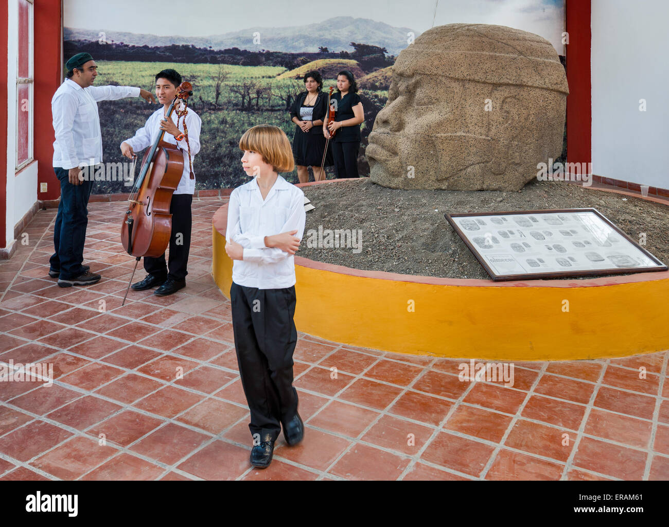 Tonalli Orquesta de Camara Musiker bei Olmeken kolossale Kopf, Museo regionale Tuxteco in Santiago Tuxtla, Bundesstaat Veracruz, Mexiko Stockfoto