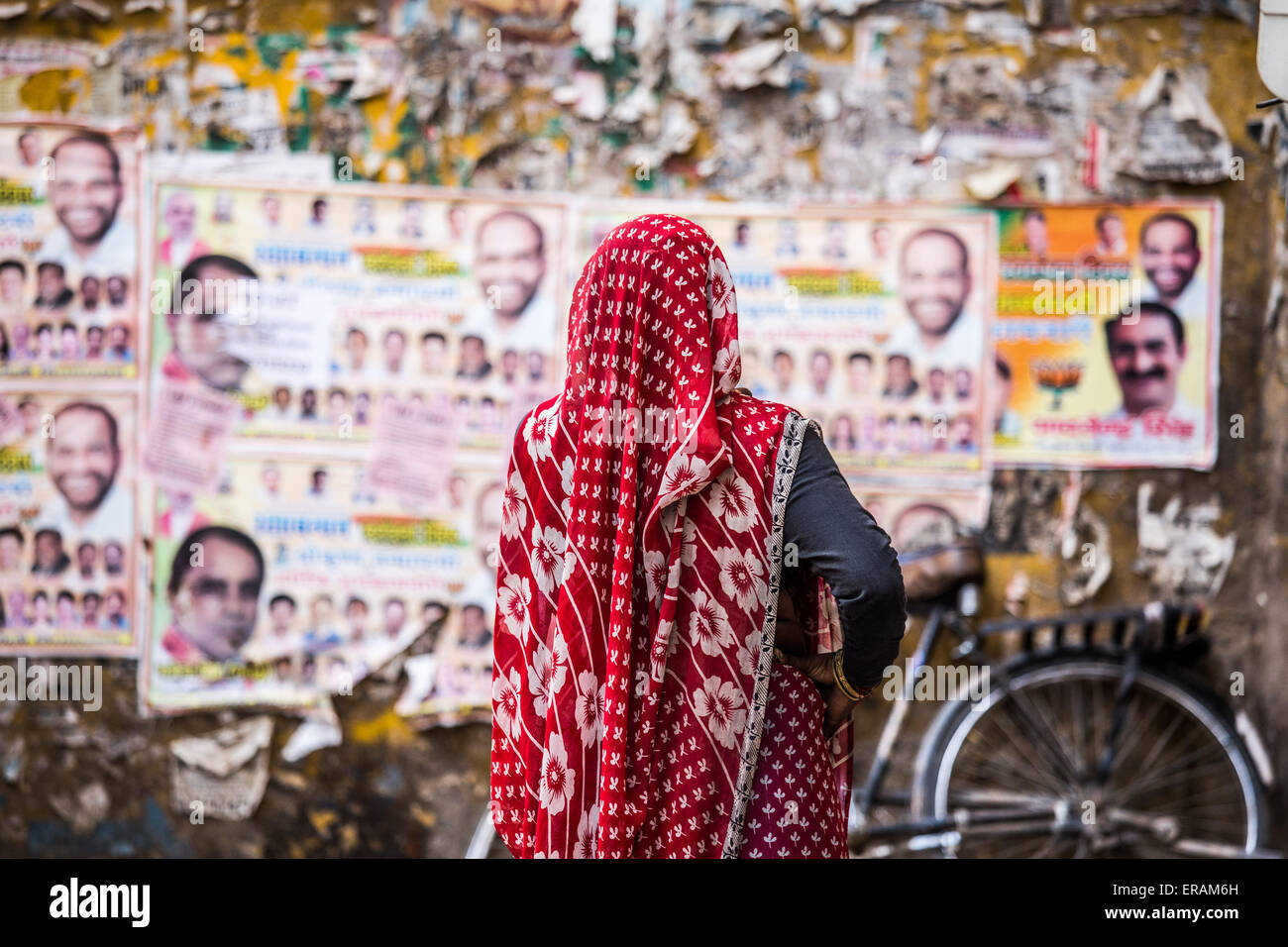 Indische Frau stand vor Abstimmung Plakate in Delhi, Indien Stockfoto