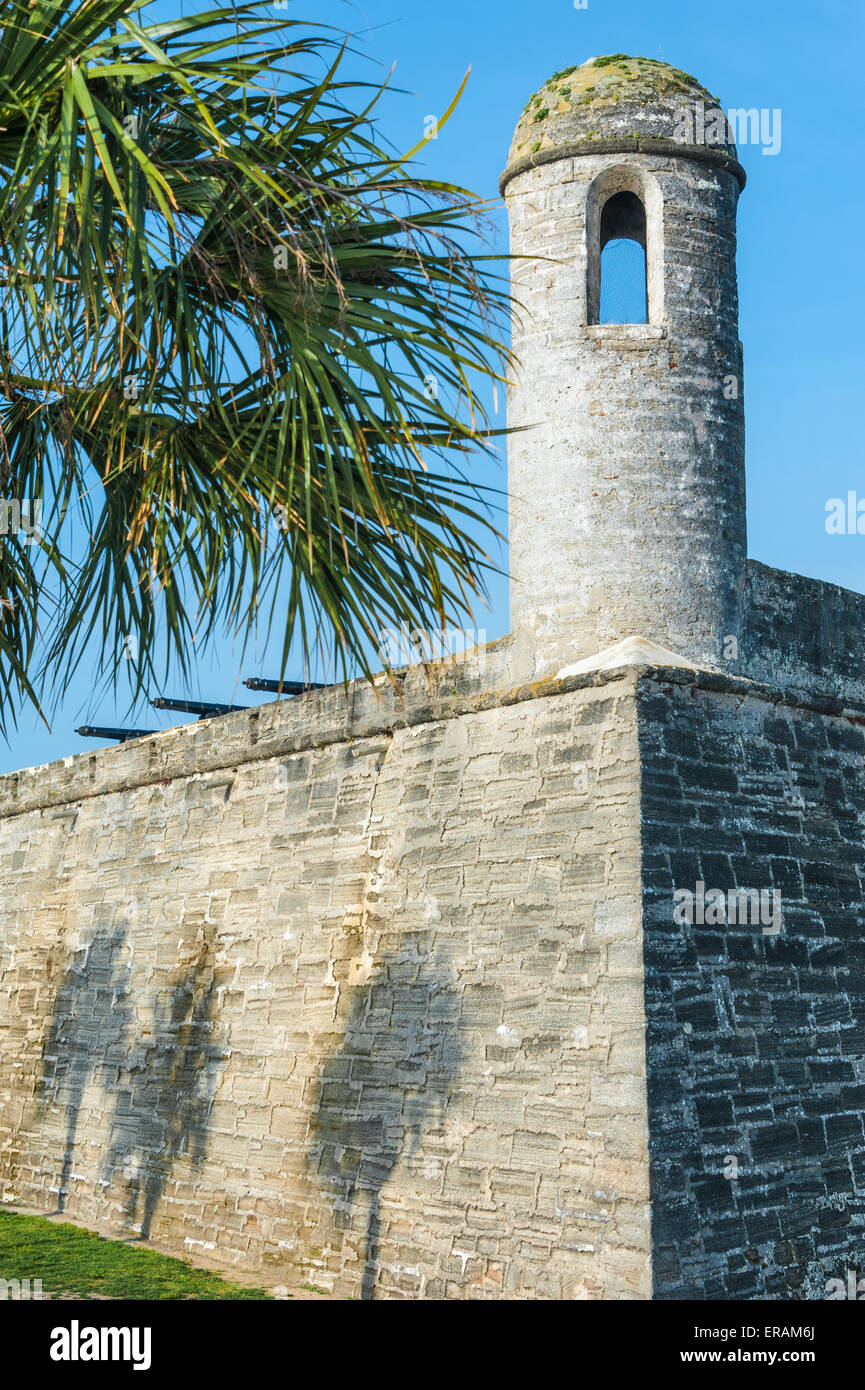 Der Wachturm von St. Augustine, Florida Castillo de San Marcos mit Blick auf das breite Wasser der Matanzas Inlet und die Bucht. USA. Stockfoto