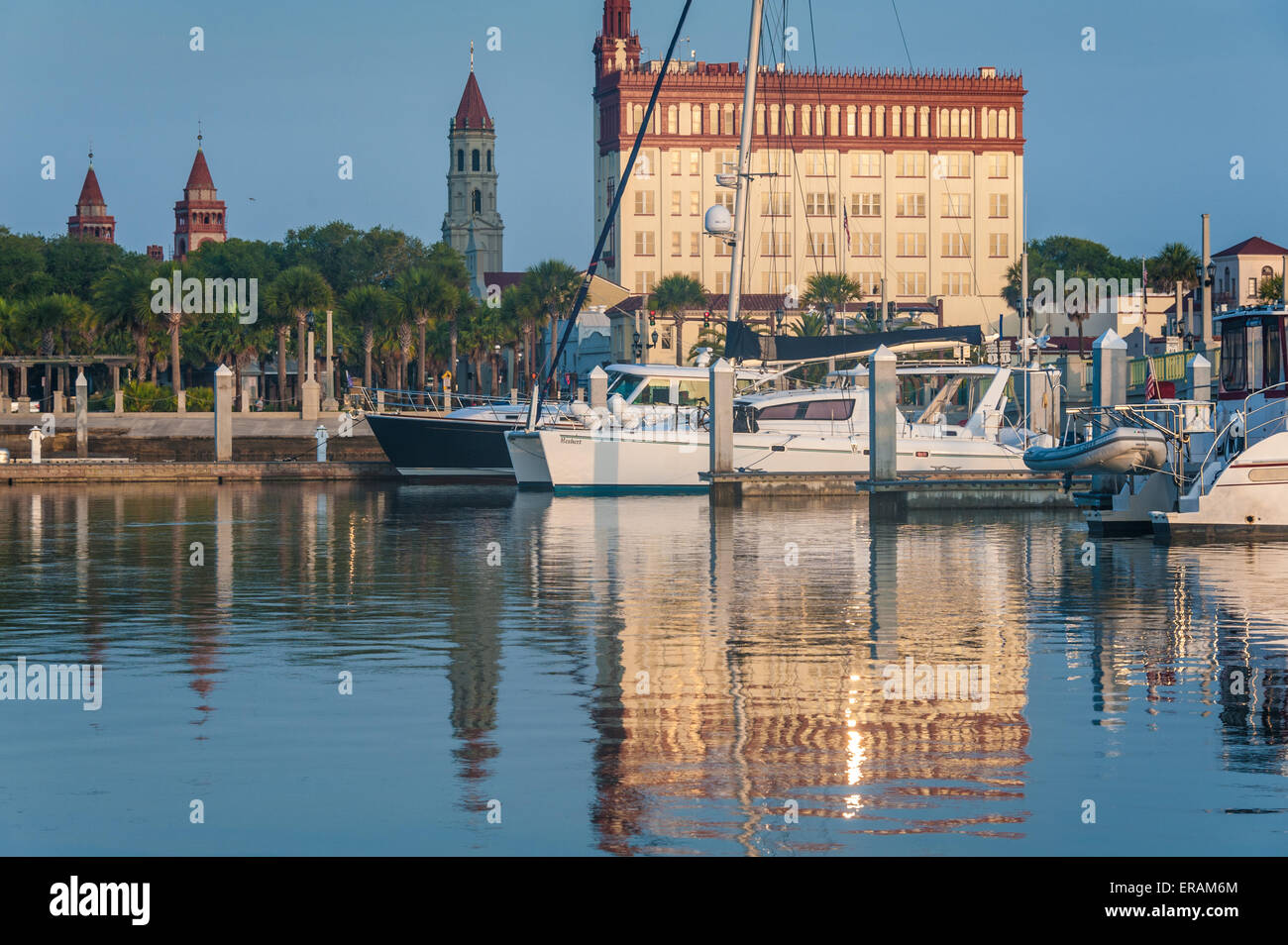 Blick auf historische Floridas alte Stadt St. Augustine und dem Municipal Marina in Matanzas Bucht. Stockfoto