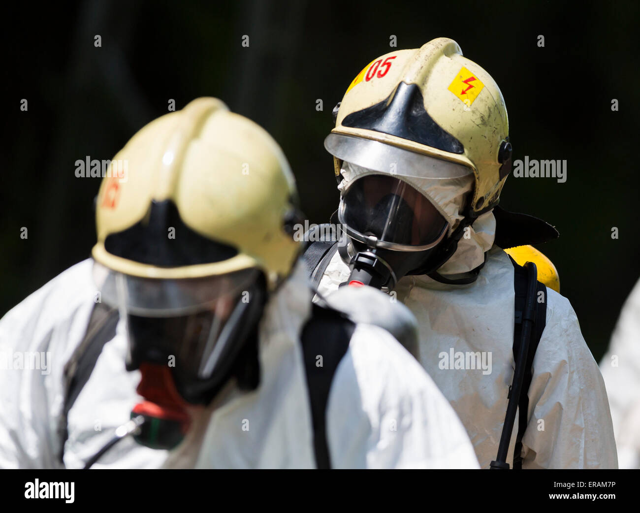 Eine Team arbeitet mit giftigen Säuren und Chemikalien nähert sich einer chemischen Fracht Zugunglück in der Nähe von Sofia, Bulgarien. Teams aus Feuer Stockfoto