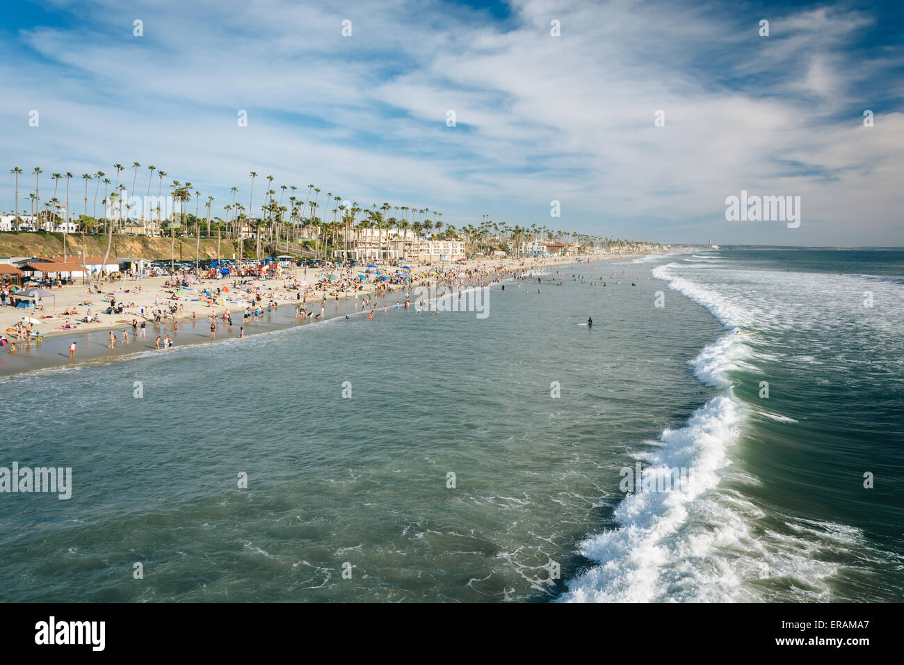 Wellen in den Pazifischen Ozean und Blick auf den Strand von der Seebrücke in Oceanside, Kalifornien. Stockfoto