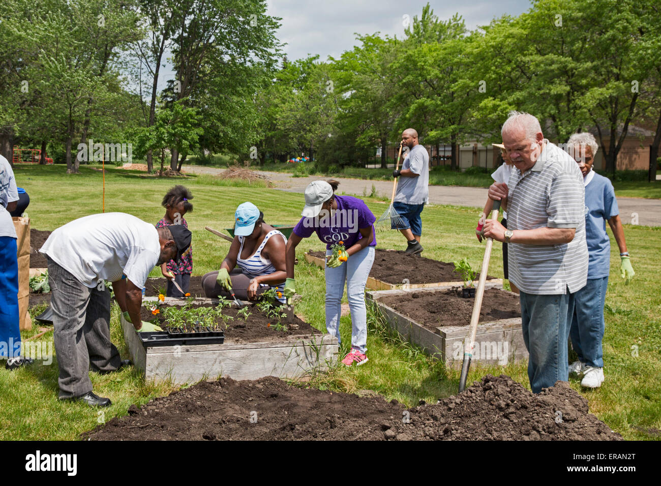 Detroit, Michigan - Mitglieder des Johanniterordens Presbyterianische Kirche Pflanze einen Gemeinschaftsgarten. Stockfoto