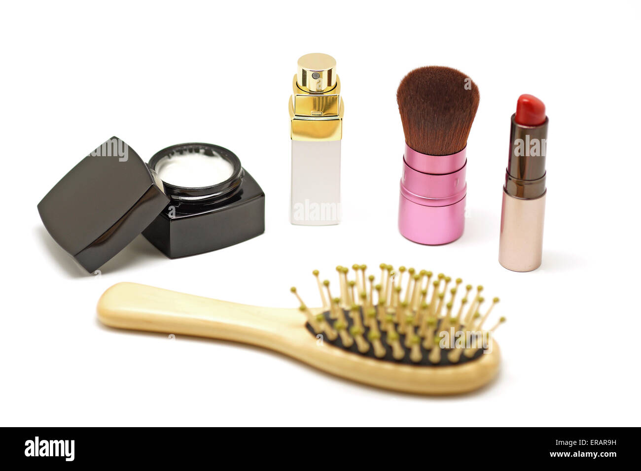Kosmetik-Set mit Parfum Rouge Lipstic Bürsten und Kämmen Sie isolierten auf weißen Hintergrund Stockfoto