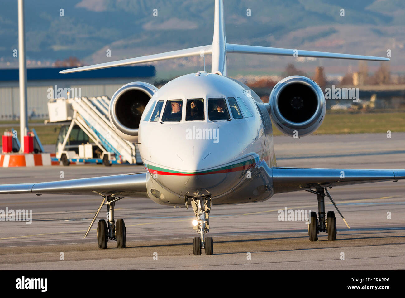 Sofia, Bulgarien - 11. April 2015: Die bulgarische Regierung Falcon Flugzeug auf dem Flughafen Sofia Piste nach der Landung bewegt. Stockfoto