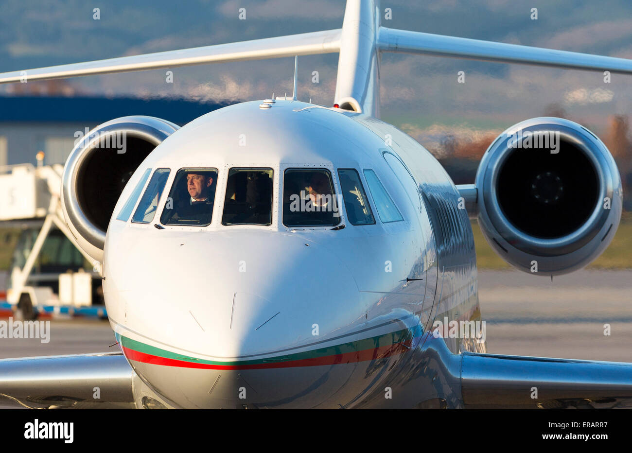 Sofia, Bulgarien - 11. April 2015: Die bulgarische Regierung Falcon Flugzeug auf dem Flughafen Sofia Piste nach der Landung bewegt. Stockfoto
