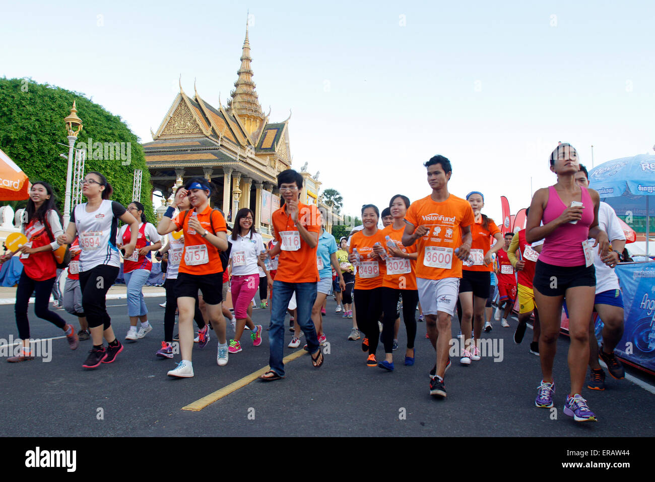Phnom Penh, Kambodscha. 31. Mai 2015. Menschen laufen bei der 5. Flughafen Phnom Penh Halbmarathon in Phnom Penh, Kambodscha, 31. Mai 2015. Einige 4.955 Profi- und Amateur-Athleten am Sonntag, ein Plus von 20 Prozent von der letztjährigen Veranstaltung, an der 5. Flughafen Phnom Penh Halbmarathon hier teilgenommen, sagte Thong Khon, Präsident des nationalen Olympischen Komitees. © Sovannara/Xinhua/Alamy Live-Nachrichten Stockfoto
