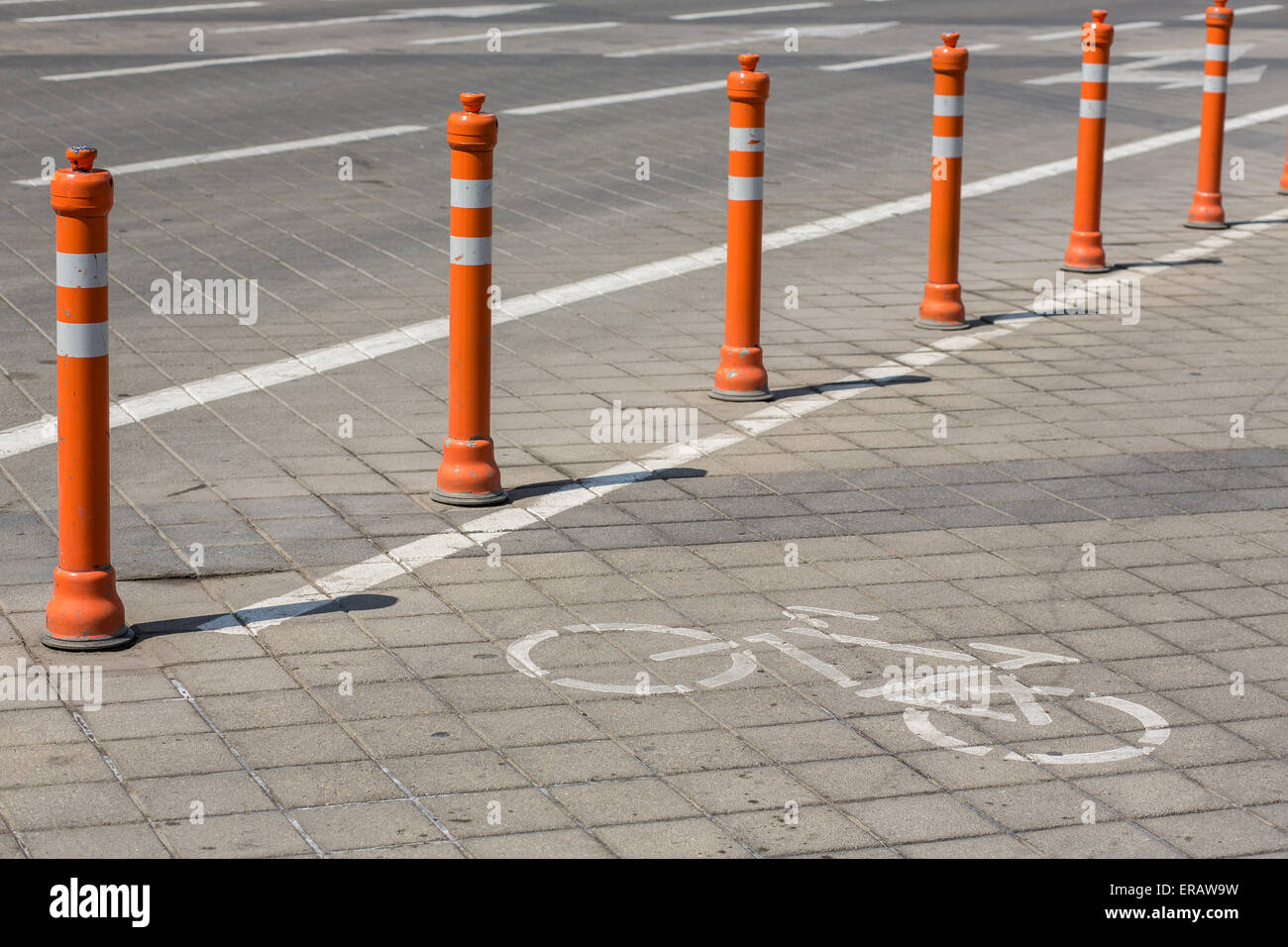 Fahrrad-Schild gemalt auf dem Bürgersteig Stockfoto