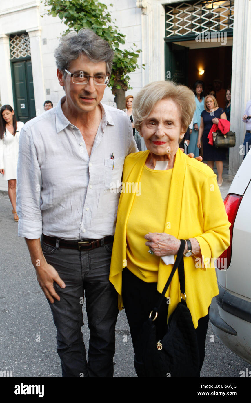 Der preisgekrönte Regisseur Alexander Payne kam mit seiner Mutter Peggy auf ihre Familie Herkunftsort in Aigio. Er ist ein Parlament Stockfoto