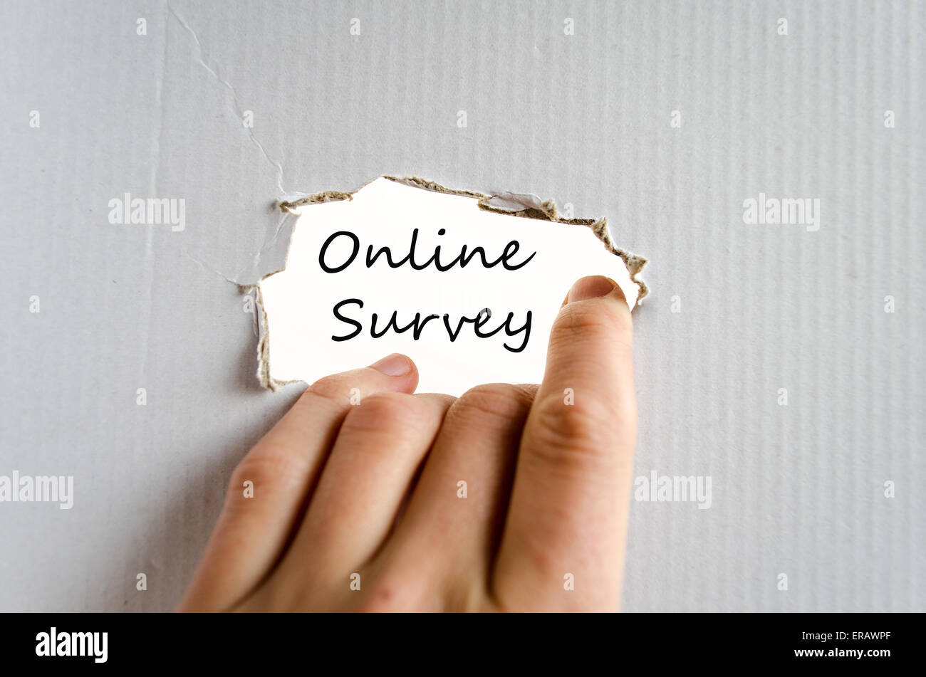 Hand und Text auf dem Karton Hintergrund Online-Umfrage Stockfoto