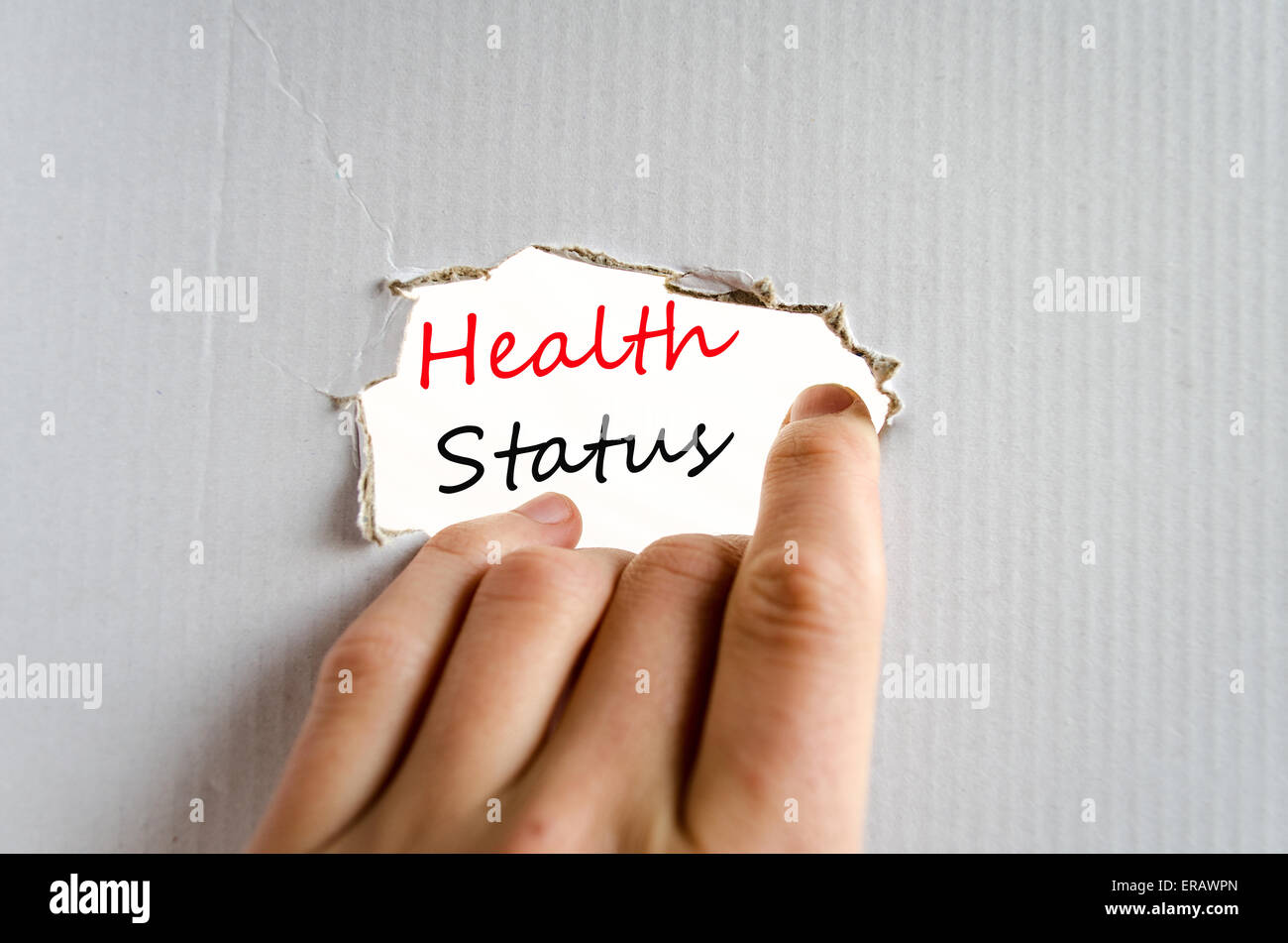 Hand und Text auf dem Karton Hintergrund Gesundheitsstatus Stockfoto