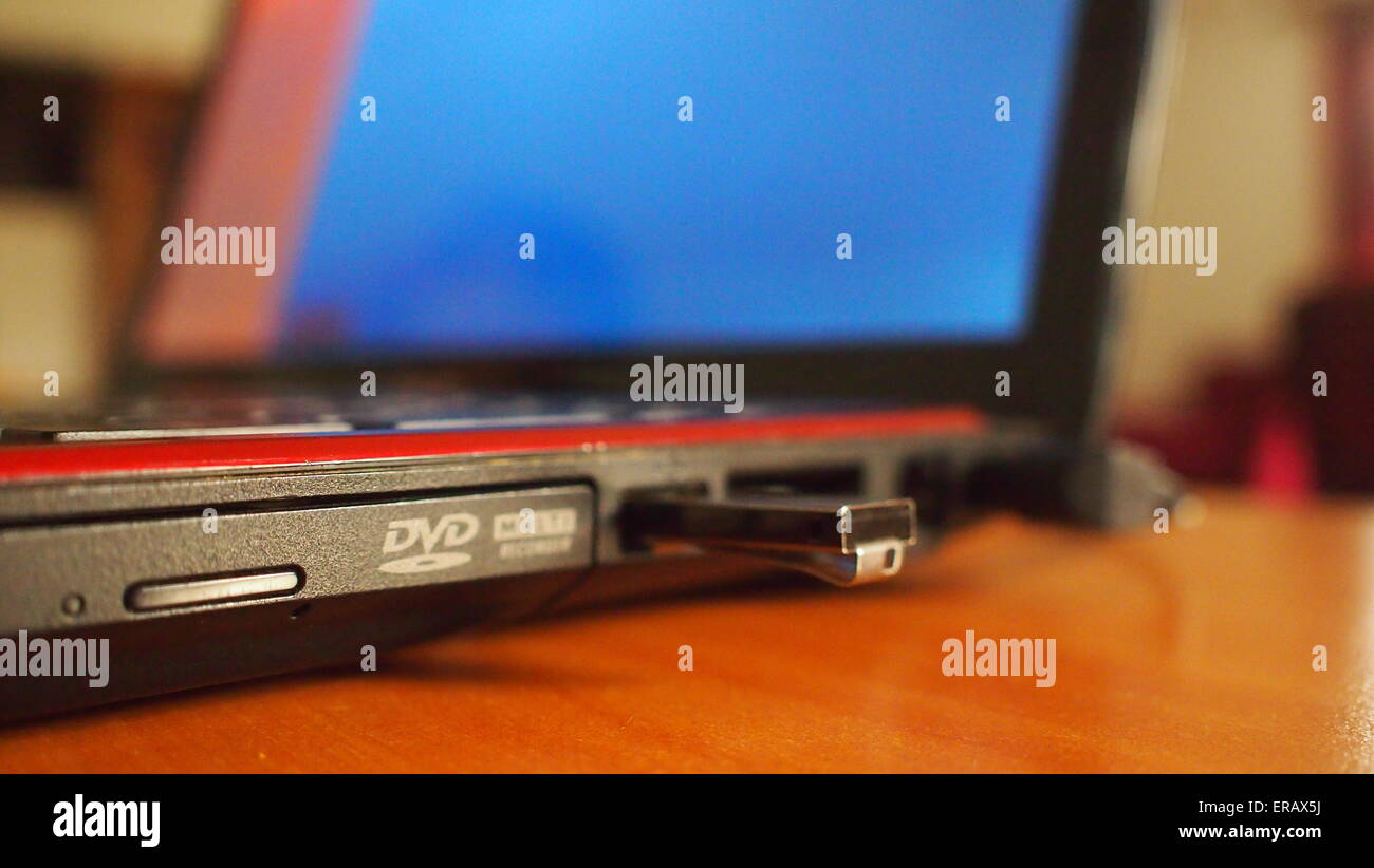 Ein USB-Flashlaufwerk an einen Laptop angeschlossen Stockfoto