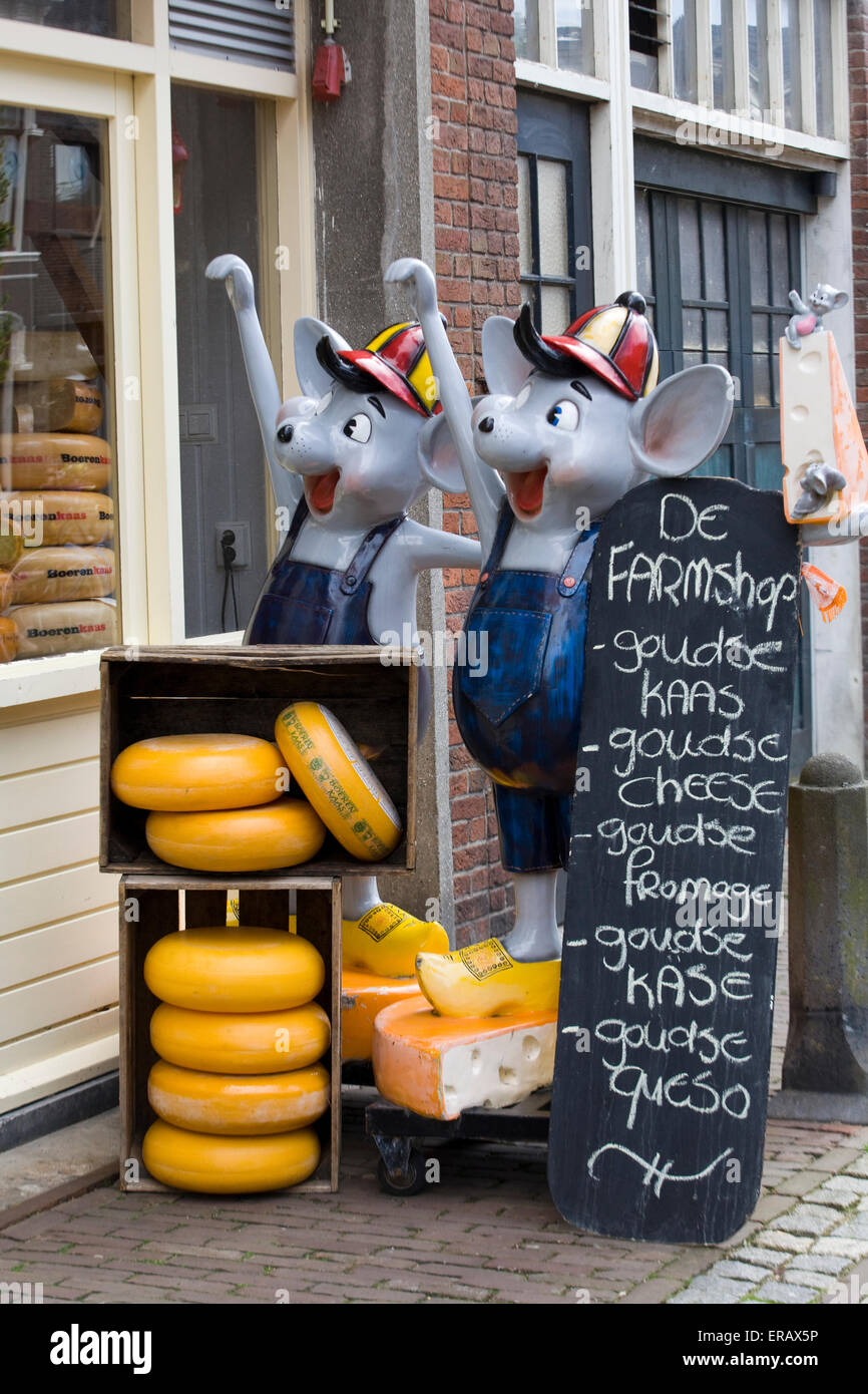 Runde Käse und Postkarten in der Ortschaft Gouda in den Niederlanden Stockfoto