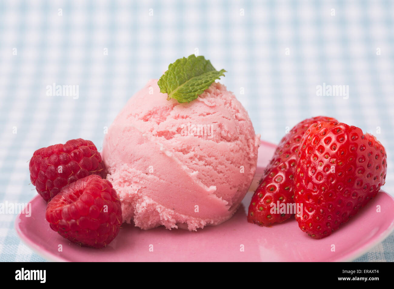 Erdbeereis mit frischen roten Früchten und Minze Stockfoto