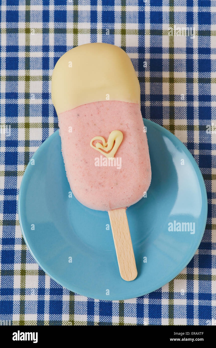 Strawberry ice Cream Eis am Stiel mit weißem Schokoladenherz von oben Stockfoto