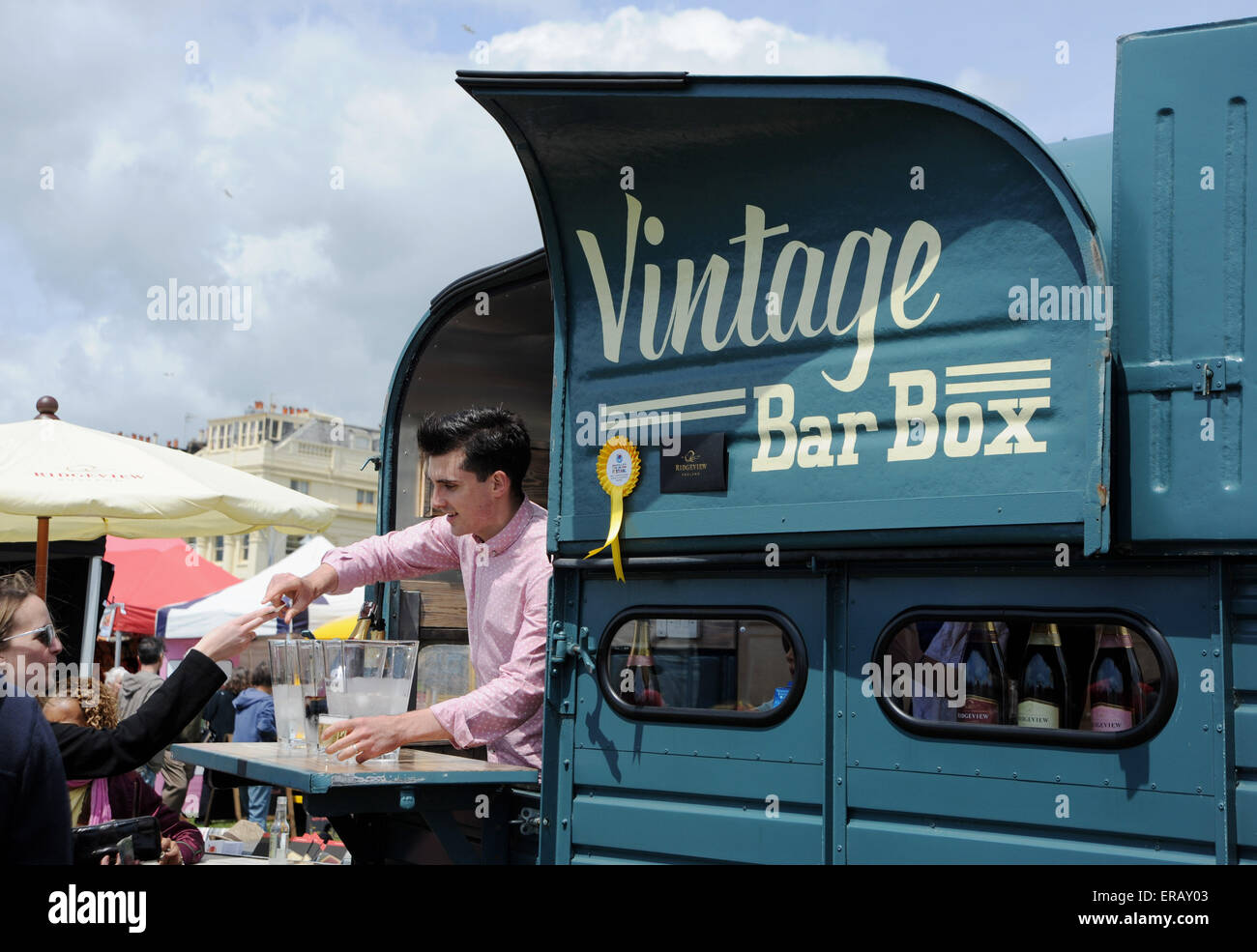 Brighton UK Samstag, 30. Mai 2015 - Die Vintage Bar Box Ridgeview Sekt an der Brighton und Hove Essen und Trinken Festival an der Küste Rasen dieses Wochenende stand gehalten werden Stockfoto