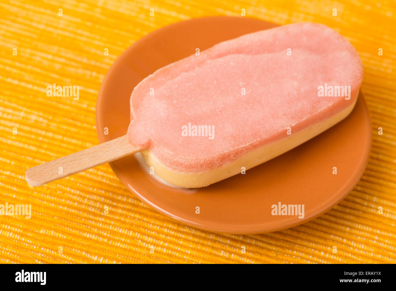 Hausgemachte Eis Eis am Stiel mit zwei Geschmacksrichtungen auf einer Platte Stockfoto