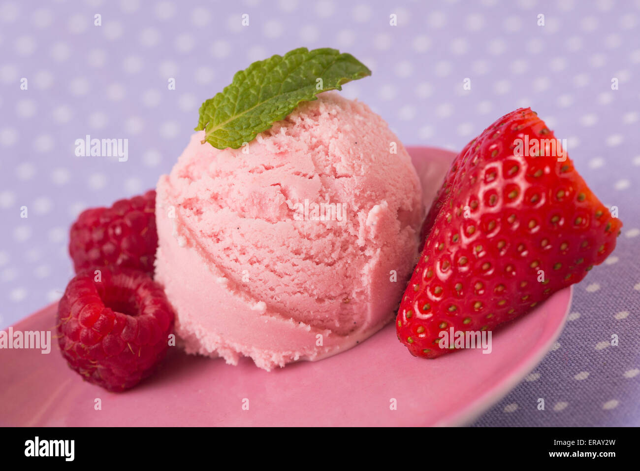 Kugel Erdbeereis mit frischen Erdbeeren und Himbeeren Stockfoto