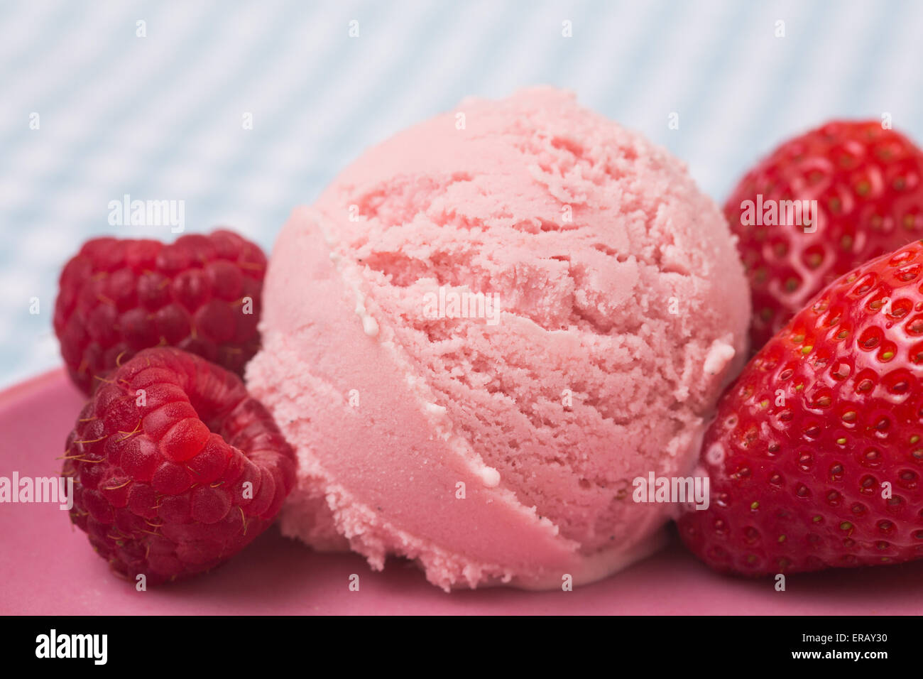 Kugel hausgemachtes Himbeer Eis mit Erdbeeren und Himbeeren Stockfoto