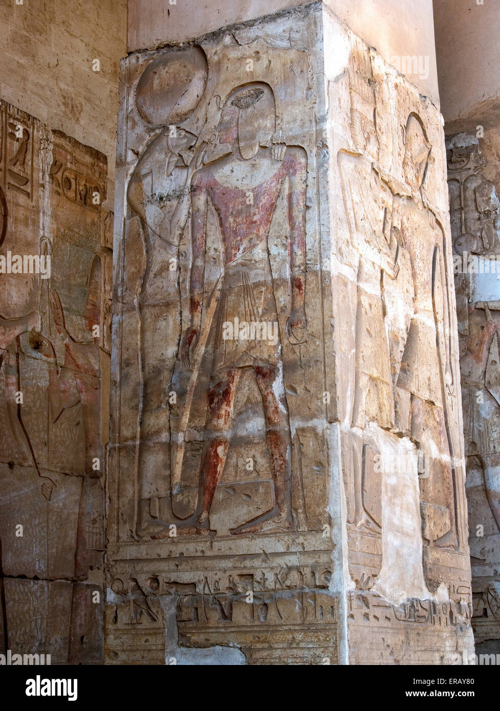 Abydos, Ägypten, die Totentempel des Pharao Seti I. Ansicht einer geschnitzten Spalte im Rathaushof Stockfoto