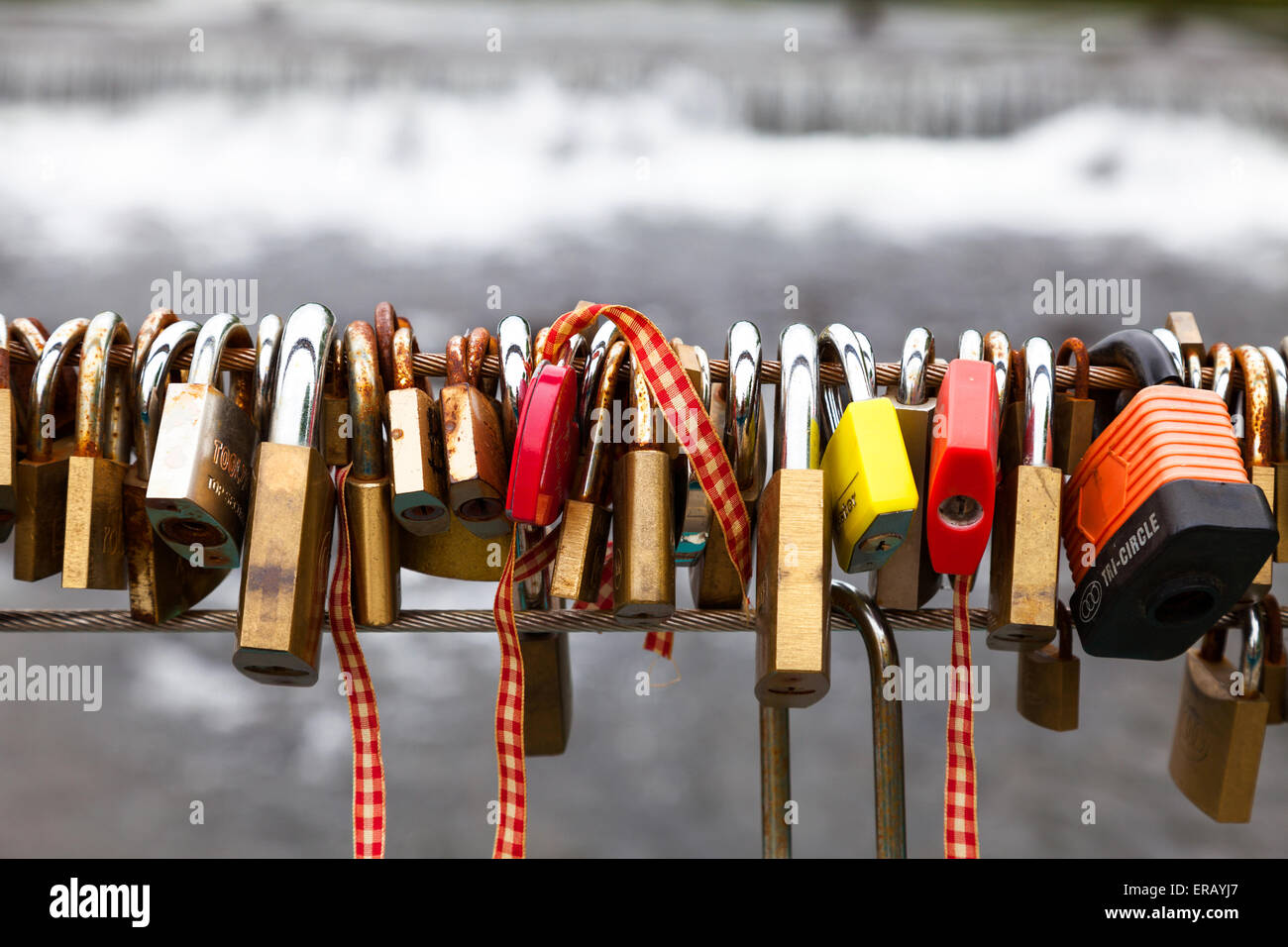 Liebesschlösser auf einer Brücke über den Fluss Wye in Bakewell, Derbyshire Stockfoto